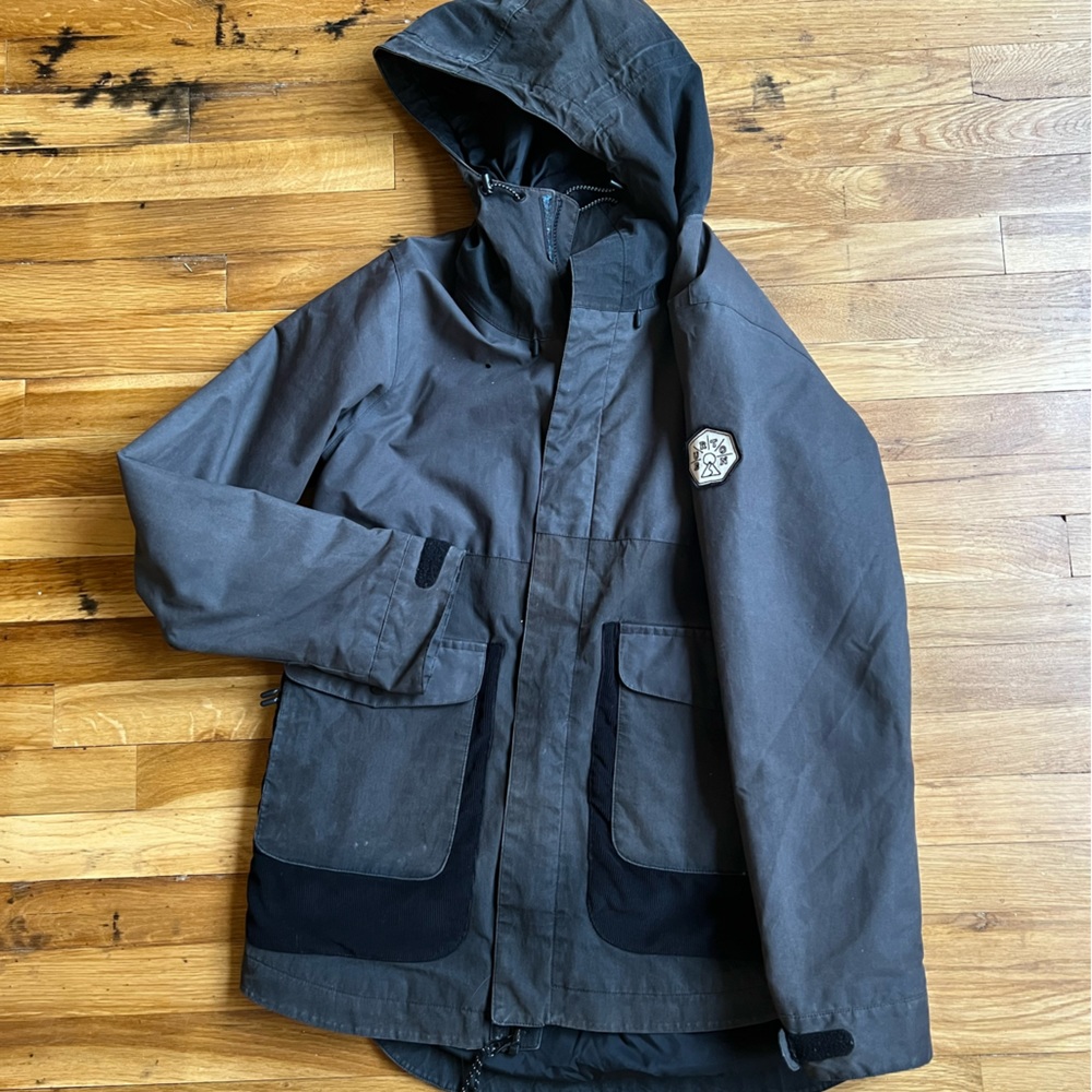 Women’s Medium Burton winter coat.